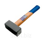 Для слесарных работ. Материал: боек из штампованной инструментальной стали, деревянная ручка.