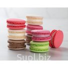 Две половинки миндального безе, соединённые между собой кремом (ванильным, фисташковым, шоколадным, малиновым и смородиновым).