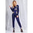 Стильный комплект из приятного к телу велюрового трикотажного полотна, состоящий из джемпера и брюк. Перед джемпера украшает печать с растительным мотивом. Спи…