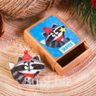 Значок в коробочке "Енот"