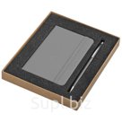 Набор, состоящий из блокнота формата А6 с твердой обложкой, резинкой и шариковой ручкой с поворотным механизмом для сенсорного экрана. Блокнот 160 листов.