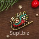 Брошь "Новогодняя сказка" сани с подарками, цвет красно-зеленый в чернёном золоте