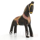 Лошадка вороная с ало-золотым орнаментом