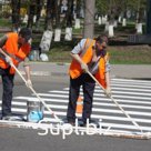 Нанесение дорожной разметки краской