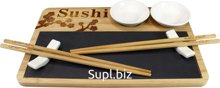 A sushi serving set for 2 people: a serving board measuring 285x185x10mm, two sauceboats measuring 70x20mm.