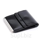 Портмоне с зажимом – удобный аксессуар. В нем два отделения, одно на кнопке – для монет, другое – для купюр и карт. Стильно и практично! Характеристики:Цвет по…