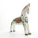 Лошадка белая с крупным цветком