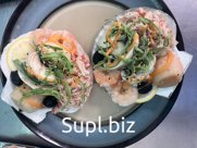 Микс из морепродуктов с крабом грибами и креветкой на створке гребешка